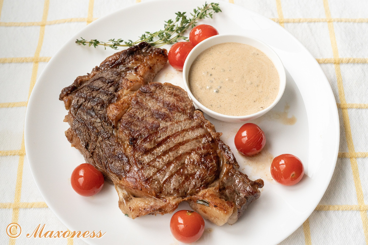 Премиальный стейк рибай с перечным соусом