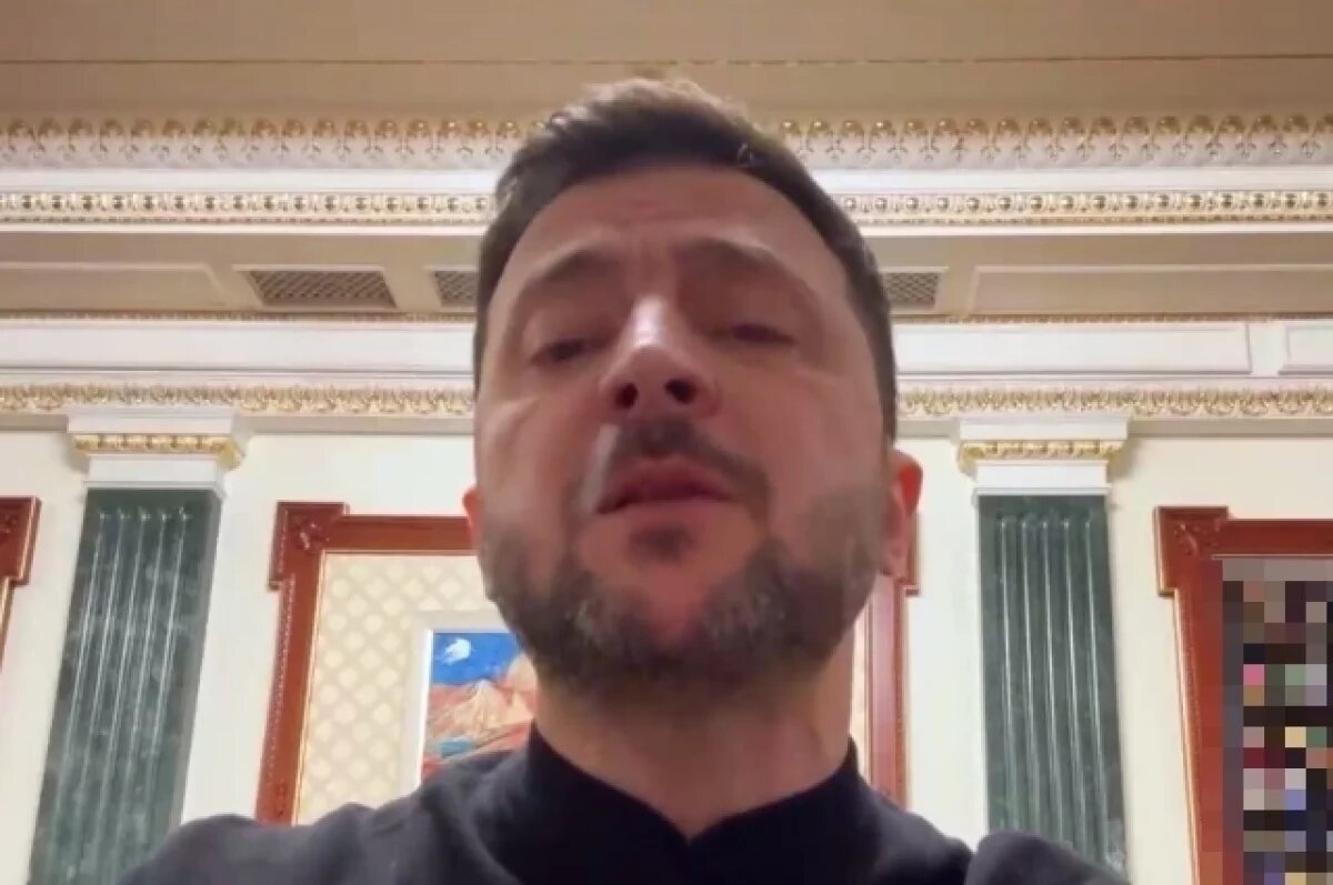    У Зеленского во время видеообращения вылетело белое вещество из носа