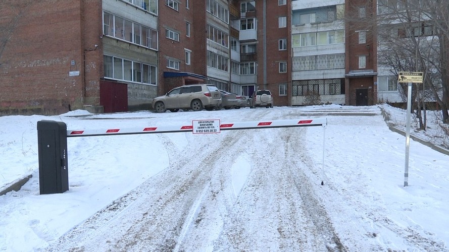 Шлагбаум закрыл въезд в собственный двор жителям многоэтажки на Ярославского в Иркутске