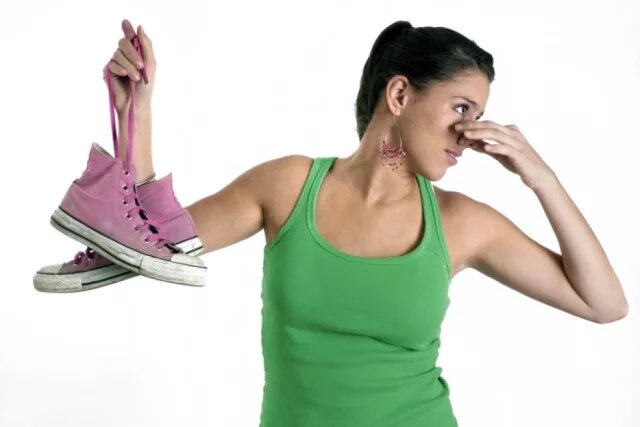    Как быстро избавиться от запаха в обуви?