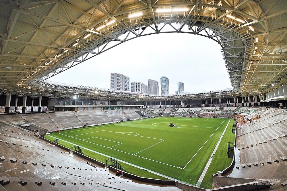    На поле уложен искусственный газон высшего уровня, на трибунах предусмотрены места для 15 тысяч болельщиков. Фото: АиФ/ Эдуард Кудрявицкий