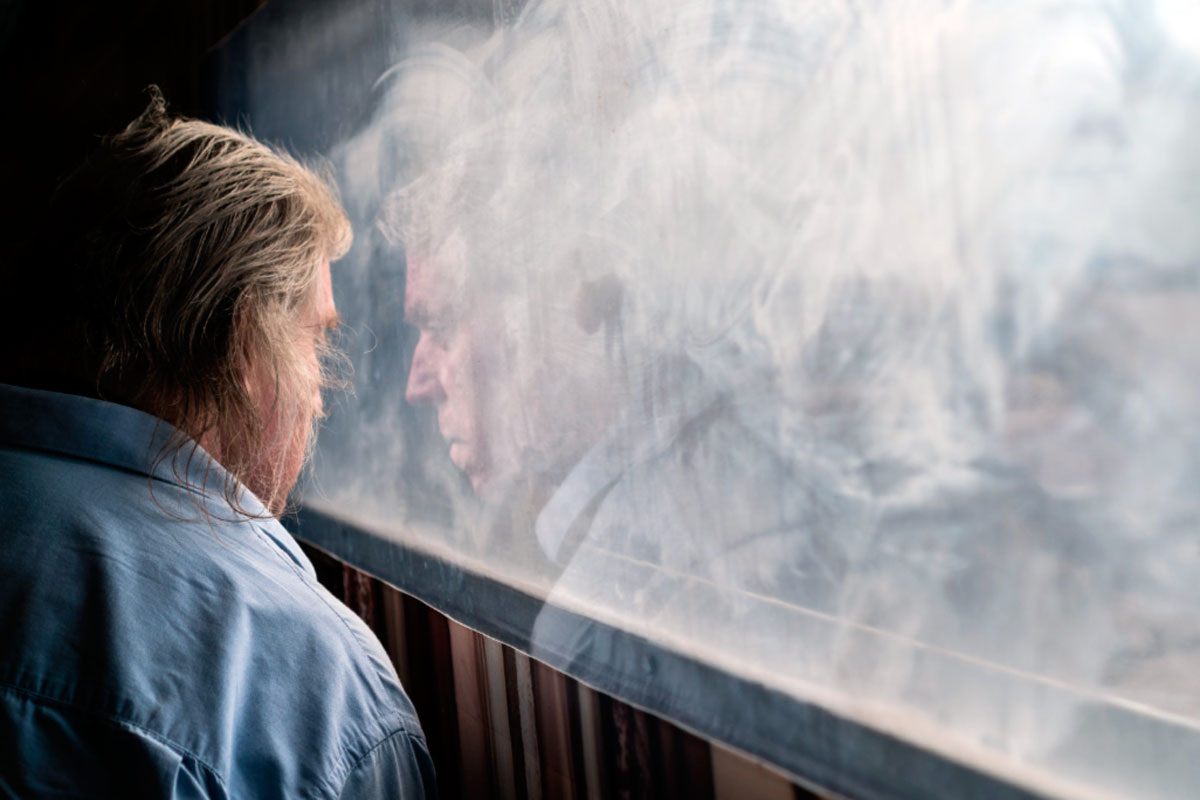 Нарцисс страдает от недостатка обожания и признания, что наносит ущерб его самооценке