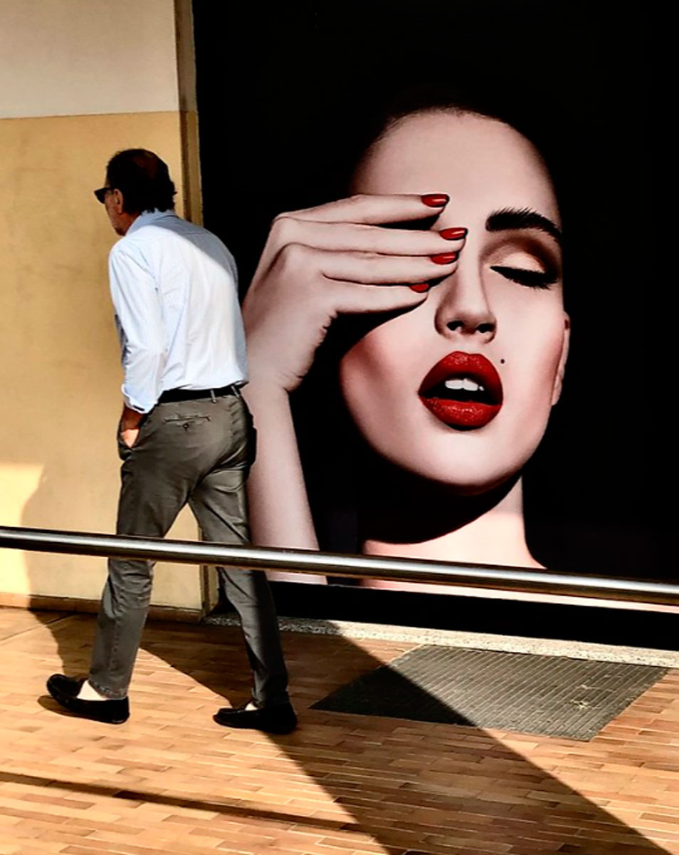 Скрытый нарцисс не может открыто выразить ярость, так как это разрушило бы его образ скромника, поэтому он находит обходные пути