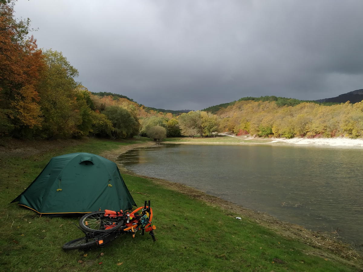 Палатка на Новоульяновском водохранилище, Крым