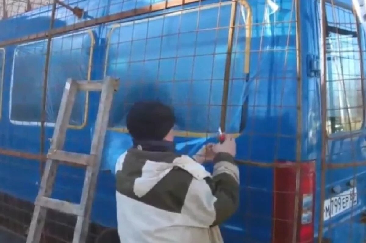    Семья Федоровых из Анивы ремонтирует машины для участников СВО