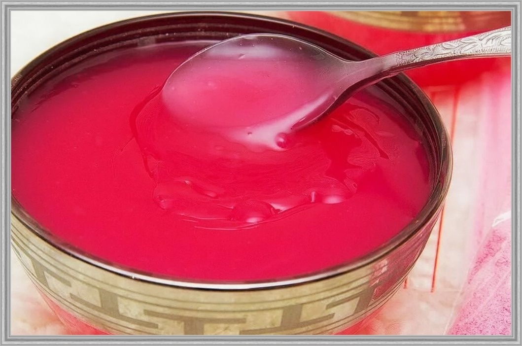 Почему это важно? Потому что именно эта рыхлая крахмальная сетка дает киселю его характерную текстуру, обволакивающую и слегка скользкую. И это то, что делает наш десерт уникальным по сравнению с современными желеобразными десертами, которые создаются с использованием агара или желатина.
