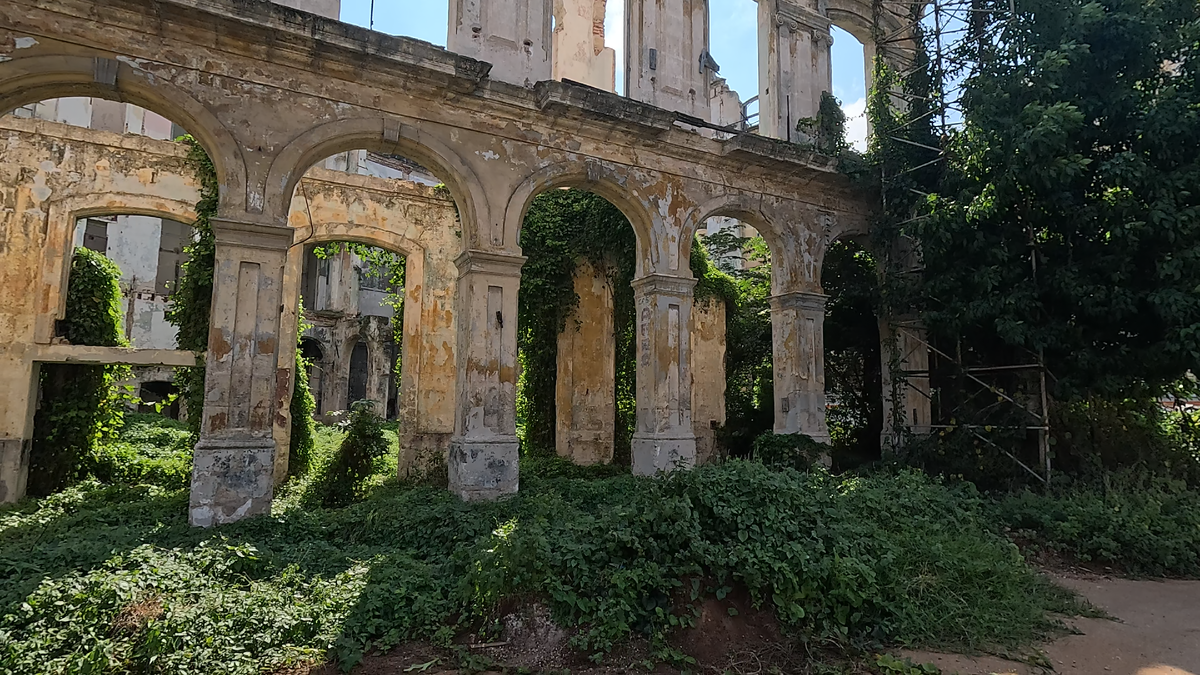 Типичное состояние исторического наследия на Кубе. В данном случае видны даже строительные леса. Но и они поросли зеленью