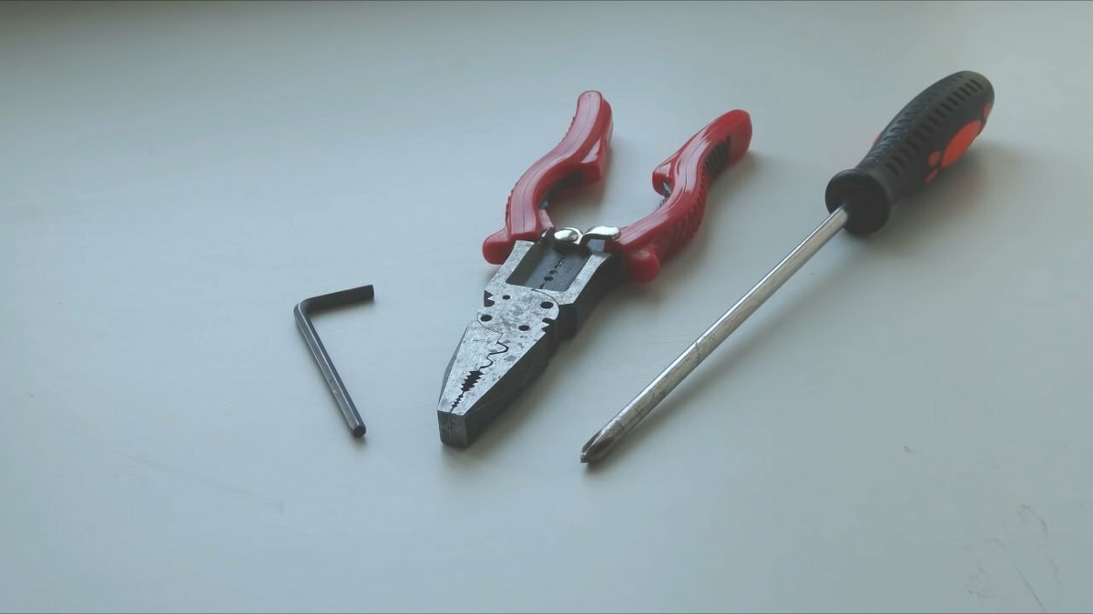 Весь необходимый инструмент для борьбы со сквозняком.