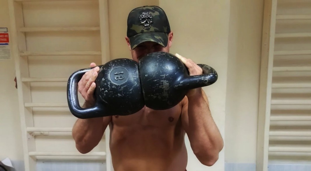 Недаром гирю активно используют бойцы, ММА спортсмены, борцы и даже танцоры. Она тренирует ловкость куда эффективнее, чем большинство классических силовых упражнений.
