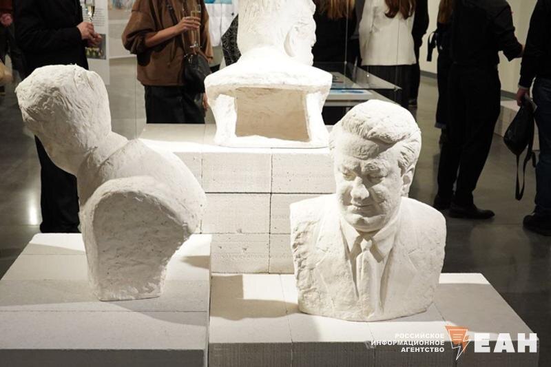    ЕАН. Бюст Ельцина