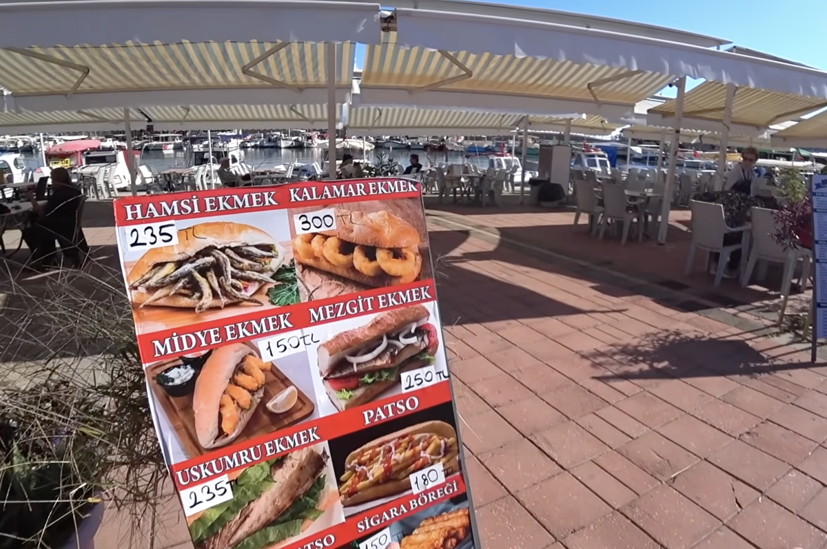 Цены в кафе в центре города с видом на яхты в море 