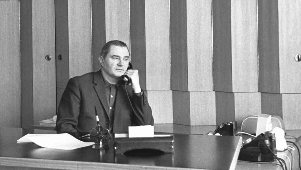 Валентин Петрович Глушко в своем рабочем кабинете. Валентин Глушко: «Между звёздами, ракетами и Богом». Биография. Глава 7. Проверка на дружбу, кислота и стакан водки.