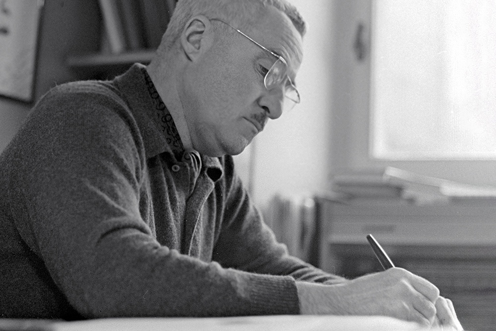    110 лет со дня рождения Константина Симонова - это повод вспомнить и перечитать одного из главных летописцев Великой Отечественной войны. Его стихи, пропитанные пороховым дымом и горечью потерь, стали неотъемлемой частью культурного кода России. / Георгий Зельма / РИА Новости