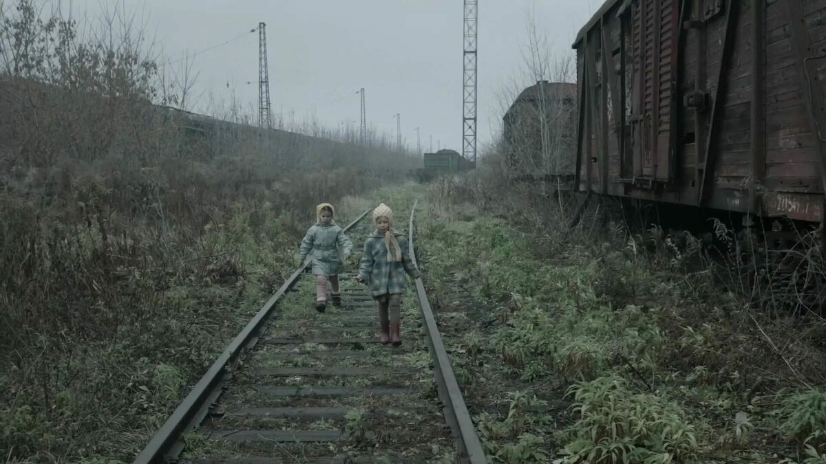 Я в детстве тоже играла примерно в таких местах и даже выжила.