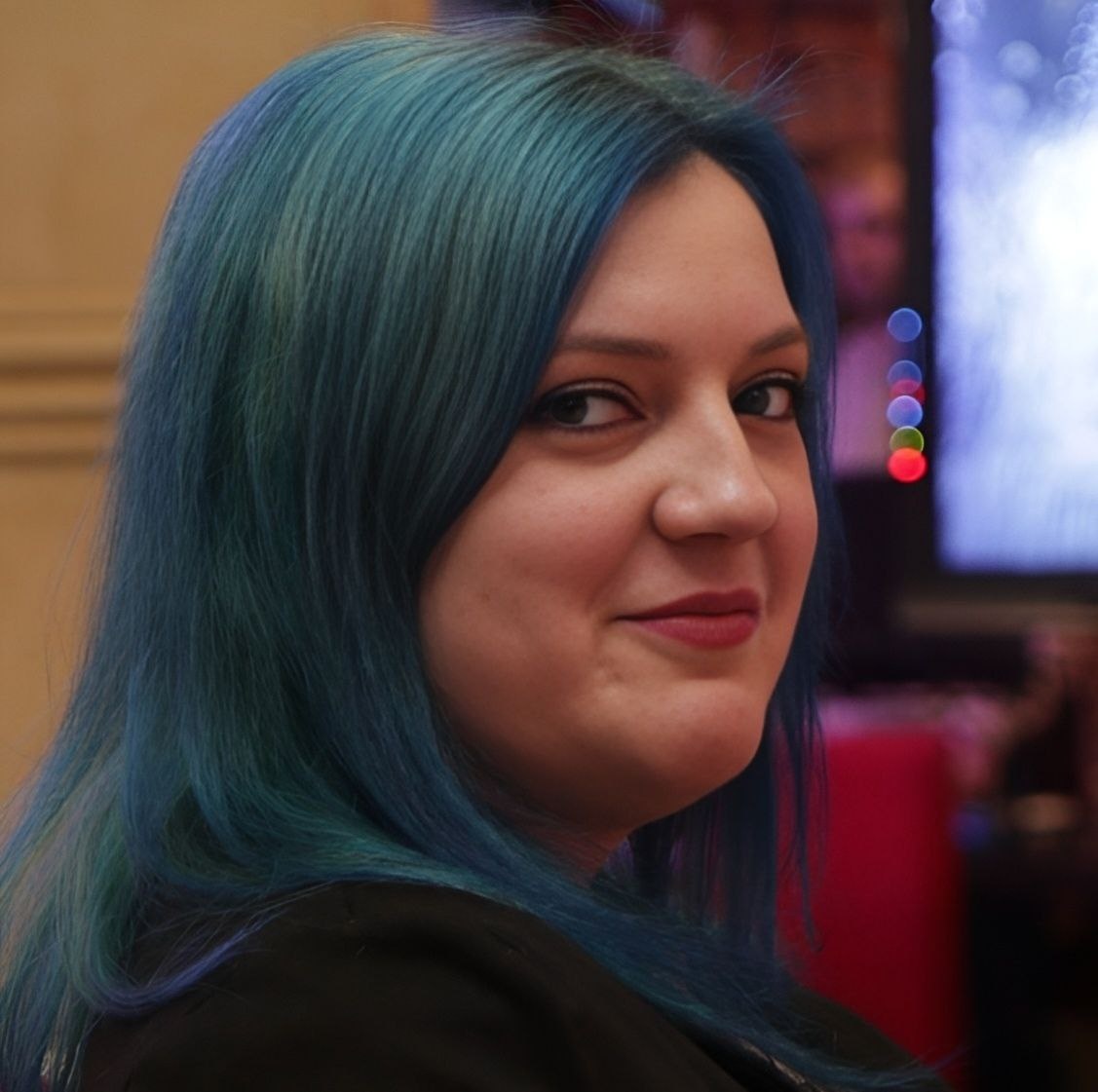 Руководитель отдела маркетинга одной из IT-компаний Абакана Татьяна Метелкина замечает: "С развитием технологий возникает интересный парадокс: чем больше в нашей жизни искусственного интеллекта, тем выше ценится человеческое. ИИ идеален для обработки больших данных, круглосуточного обслуживания, быстрого анализа. Человек незаменим для творческих задач, сложных переговоров, принятия стратегических решений".