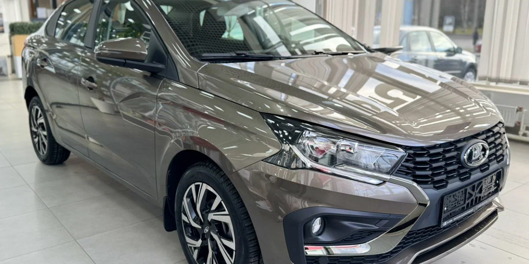 Прокатился на Lada Iskra и сравнил ее с Вестой. Стоит ли экономить 300 000 рублей на покупке
