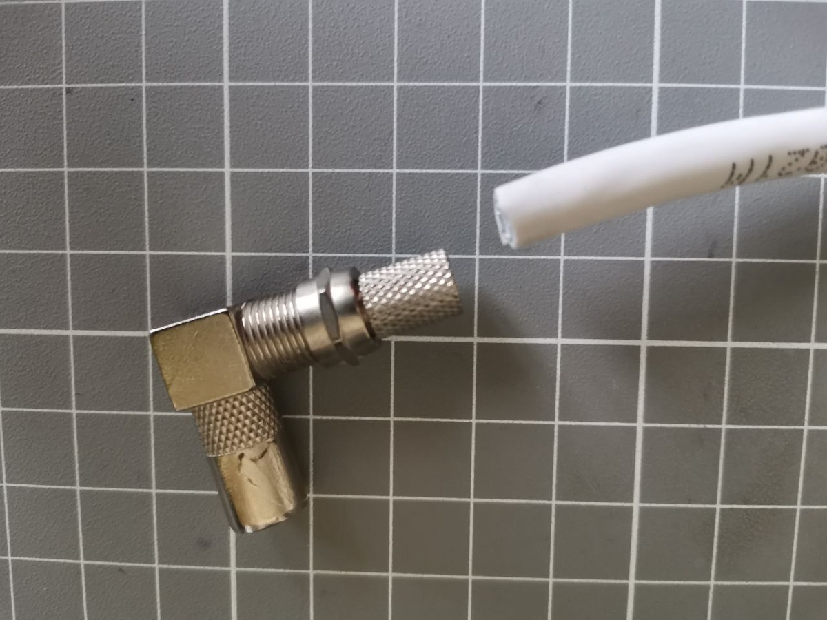 Берём антенный кабель и разборный антенный разъём