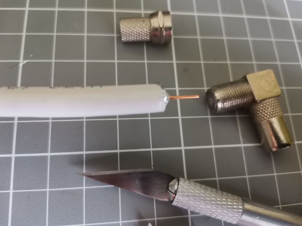 Снимаем изоляцию на нужную длину с центральной жилы антенного кабеля: