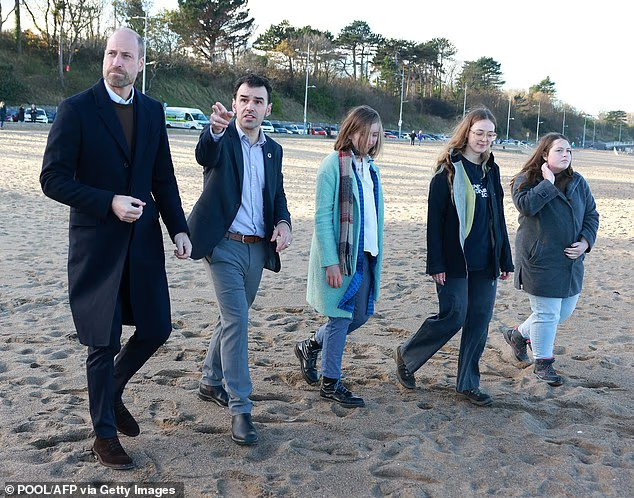 25 ноября 2025 года Принц Уэльский прогулялся по пляжу во время своего визита в Северный Уэльс для того, чтобы встретиться с молодежью, живущей в прибрежных общинах.