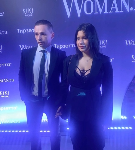 Вчера на вечеринке в честь 27-летия портала Вумен Полина появилась со своим мужчиной. 