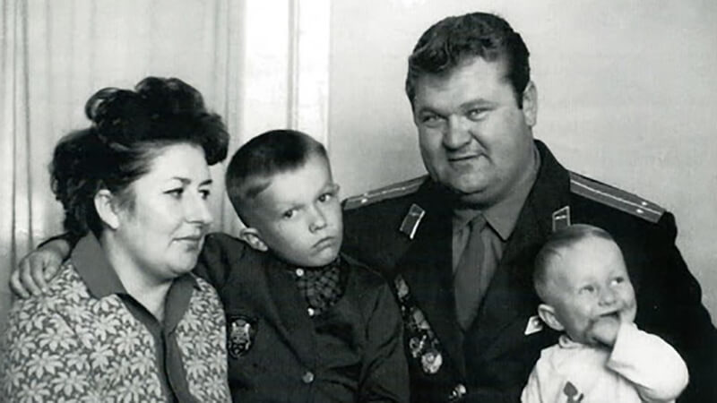 Жаботинский со своей семьёй: с Раисой, Русланом и Виленом