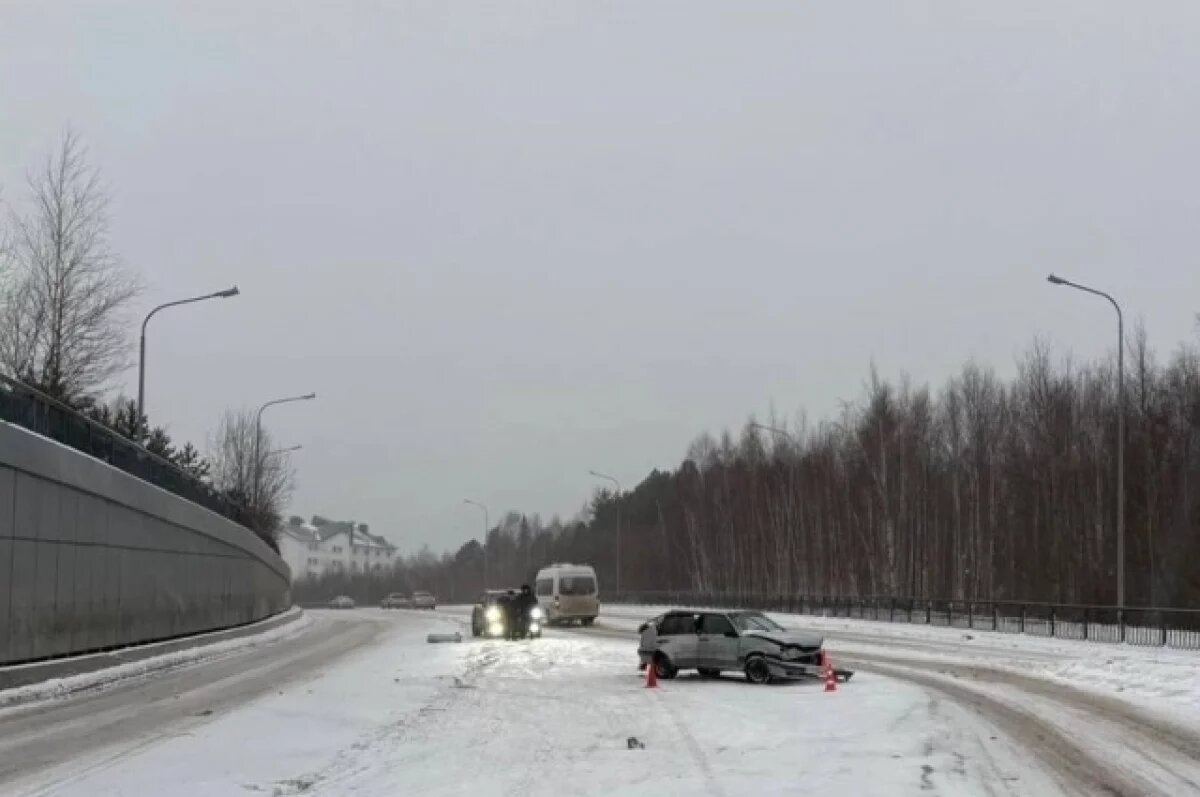    В Ханты-Мансийске 18-летний водитель въехал в фонарный столб