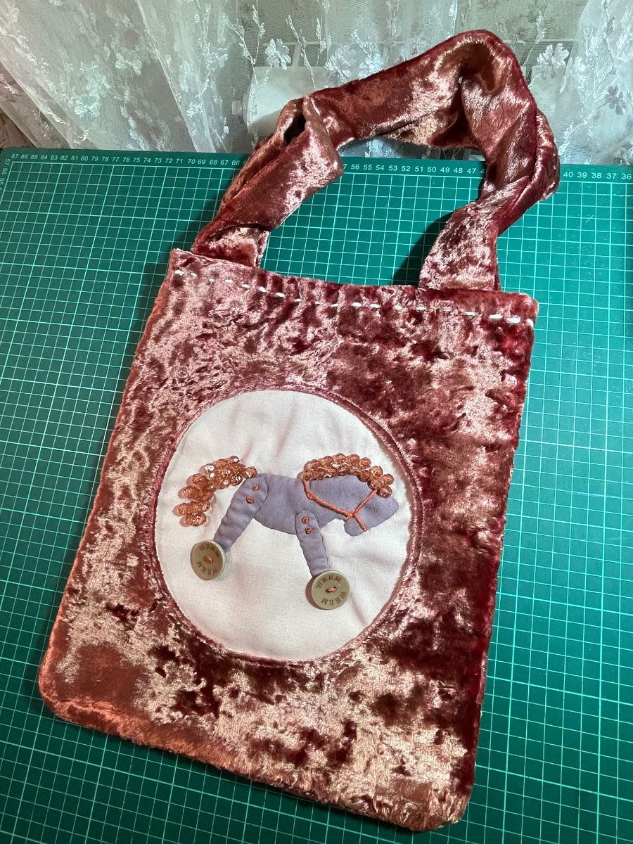 Сумка с аппликацией «лошадка на колёсиках»