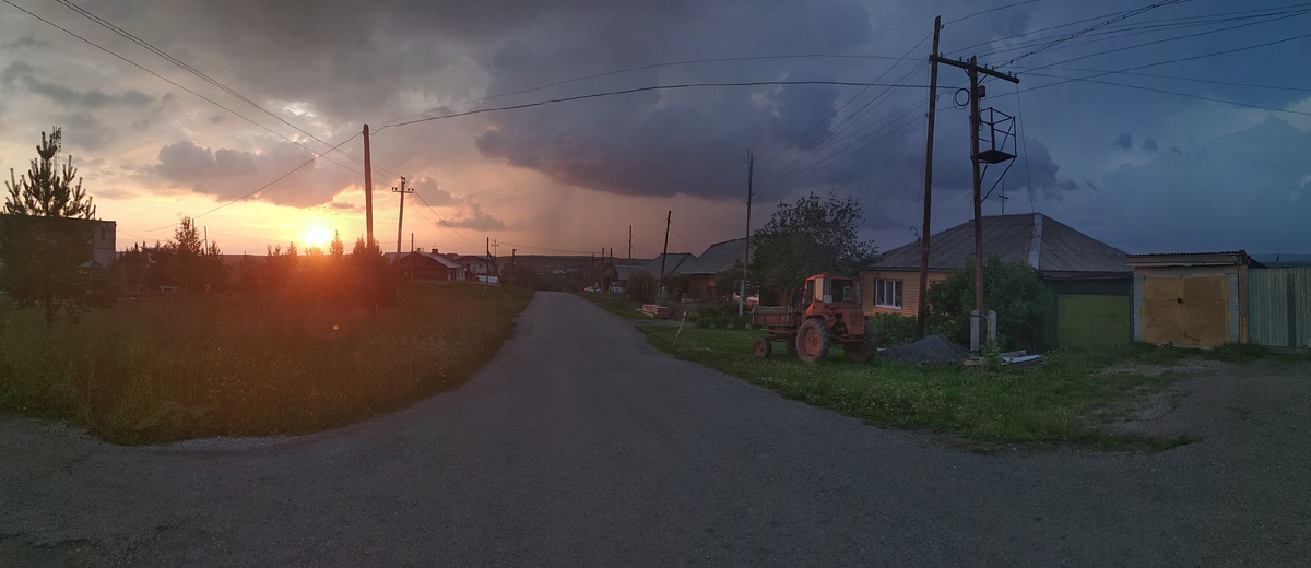 Это не фотошоп, а реальный кадр. На востоке уже сгустились тяжёлые тучи, тогда как на западе закатное солнце окрасило охрой вечернее небо.Снято в селе Чусовое Свердловской области. 