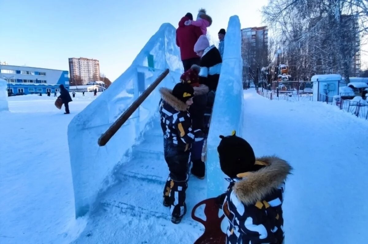    В Салехарде начали устанавливать «космические» ледовые горки
