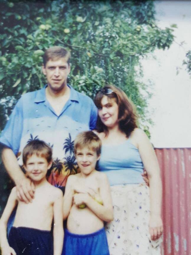 Максим с братом и родителями