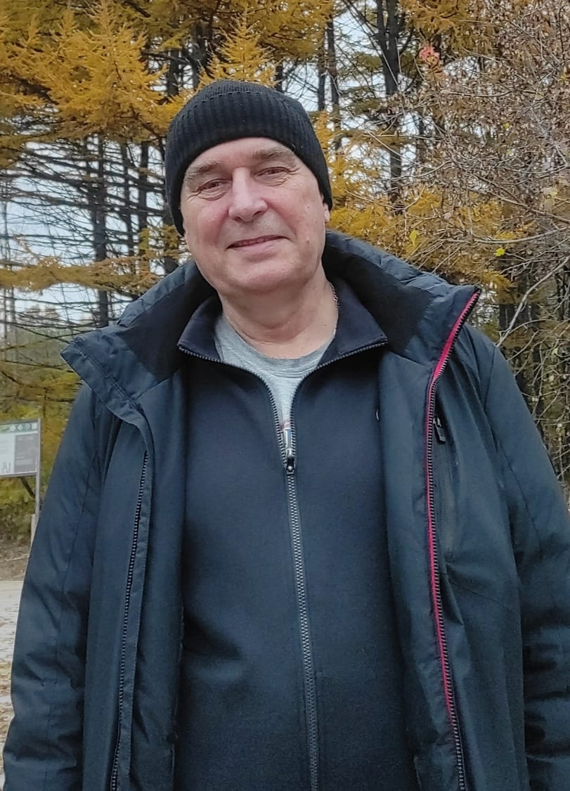 Игорь на фото в лесу. 