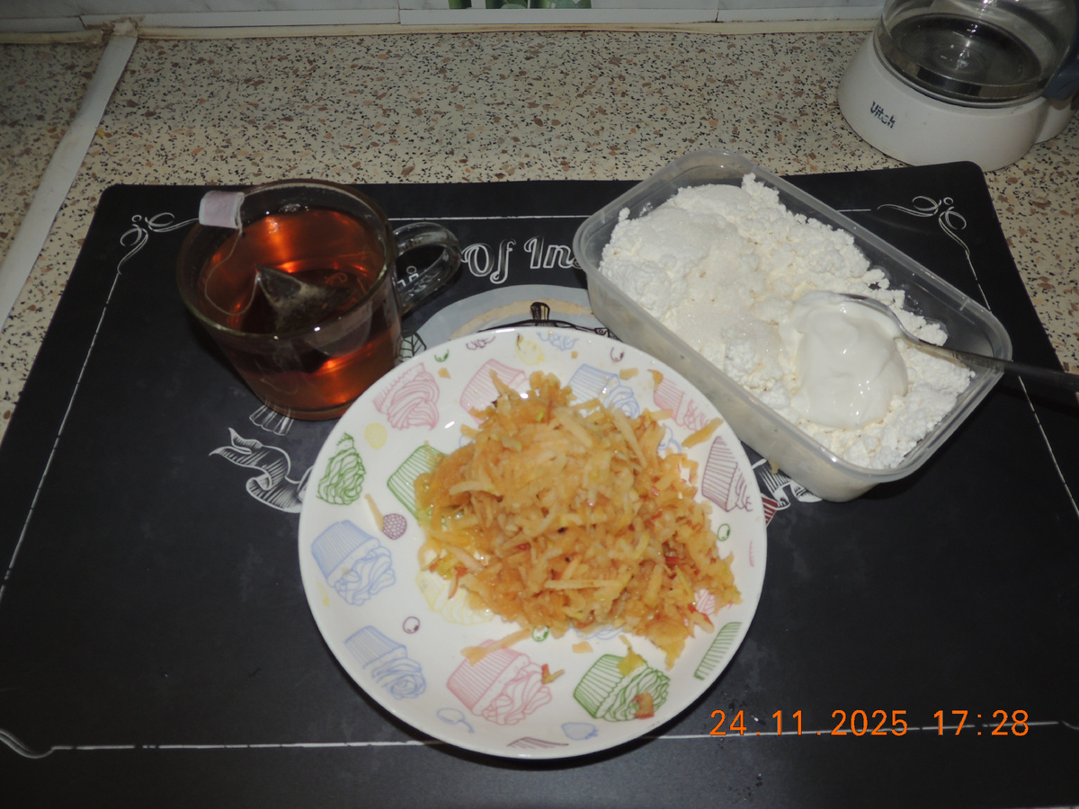 Ужин. Творог 5%. Сметана 15% (под запретом). Яблоко на терку. Чай черный.