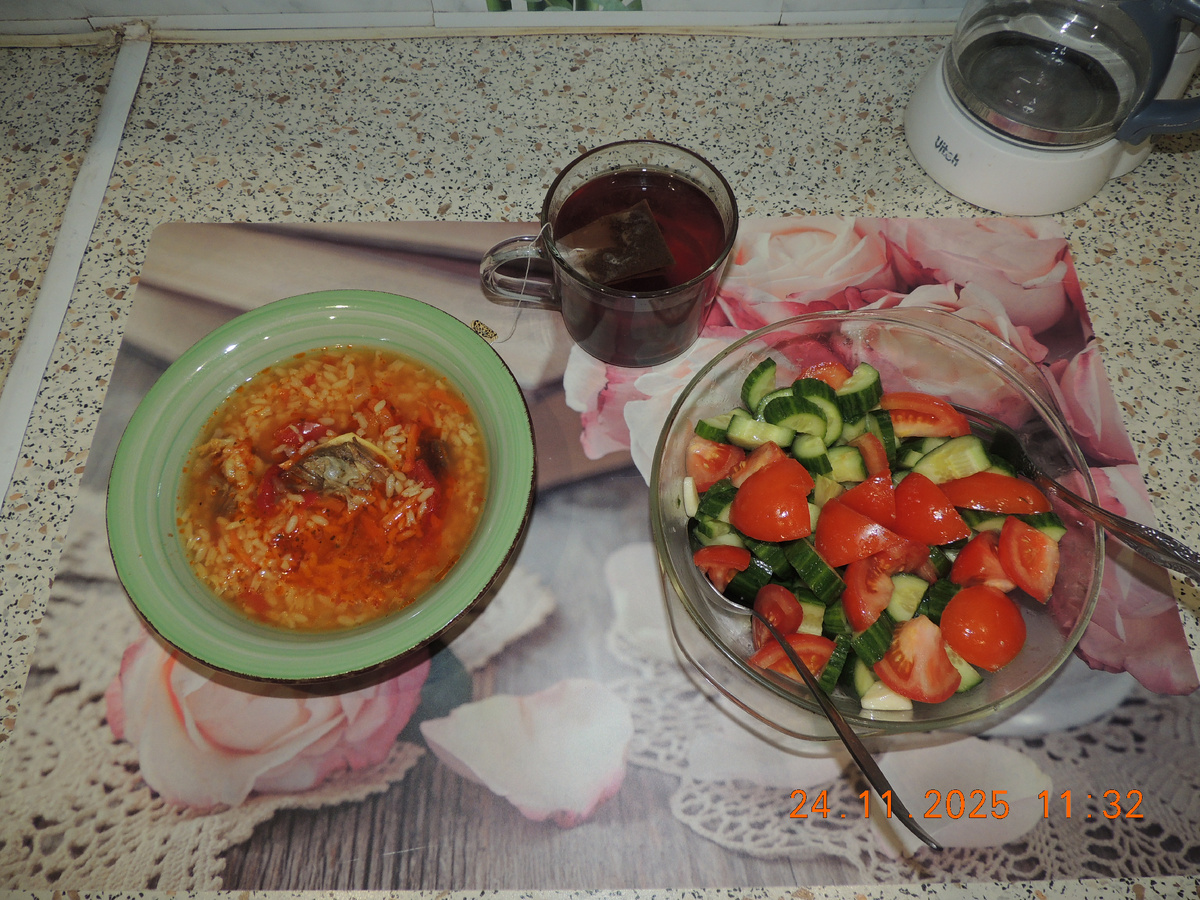 Обед. Суп харчо. Салат из помидоров и огруцов с чесноком. Чай черный.