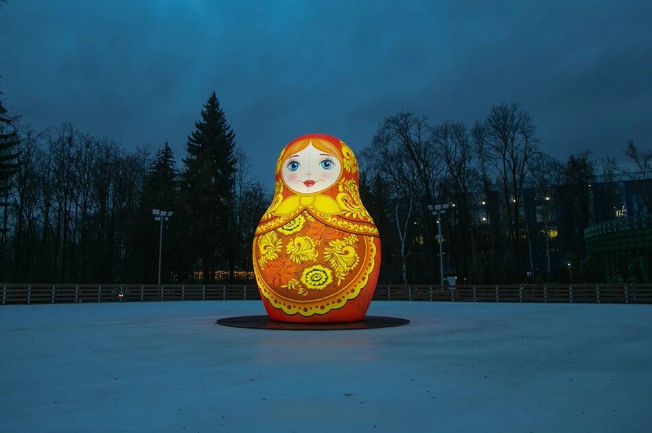    Матрешка на катке в парке «Швейцария». Фото: телеграм-канал мэра Нижнего Новгорода Юрия Шалабаева