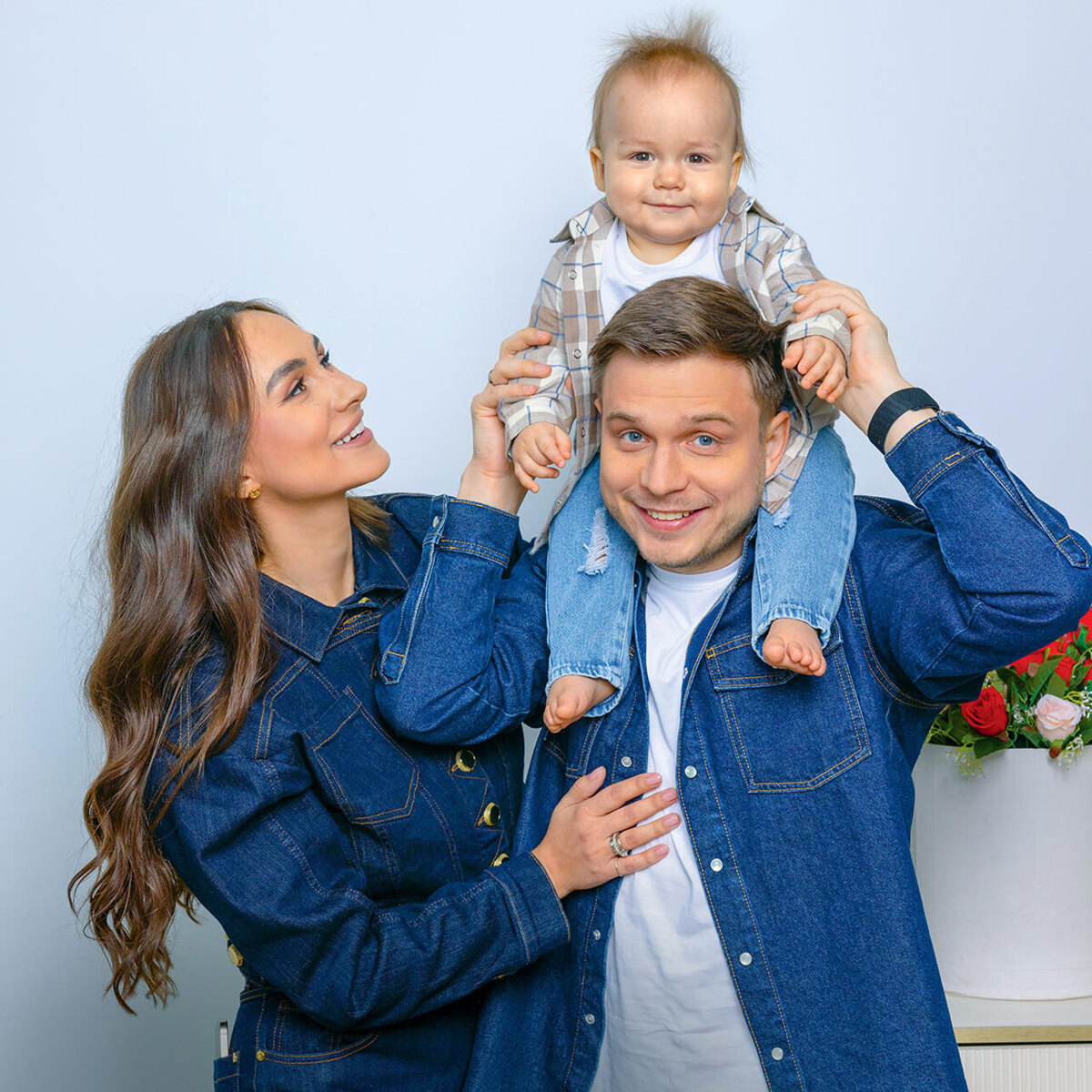    На Антоне футболка, рубашка, брюки United Colors of Benetton; на Валерии джинсы и куртка Marciano by Guess; на Леоне рубашка BabyBu Филипп Гончаров