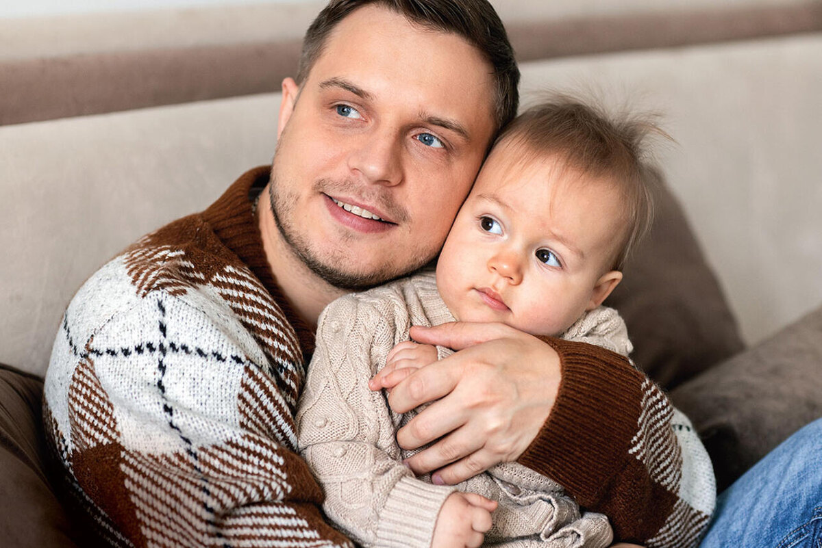    Антон с сыном Леоном На Антоне свитер Tom Tailor, джинсы Guess; на Леоне кардиган BabyBu Филипп Гончаров
