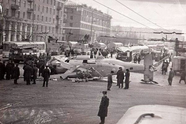 Упавший вертолет Ка-27 на Площади Восстания в Казани, 26 ноября 1980 года / Wikimedia Commons 