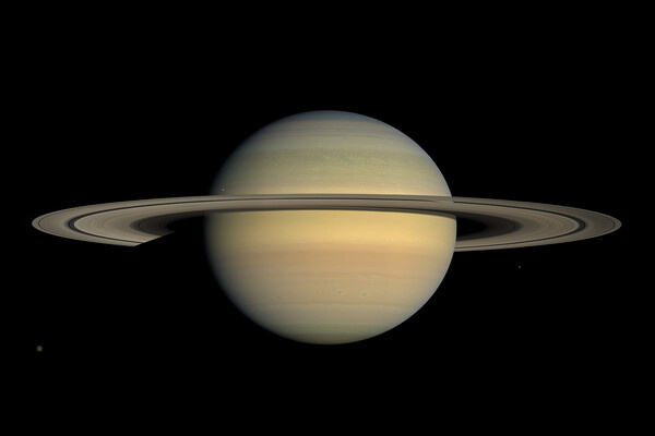    Сатурн, повернутый южным полушарием, и его спутники / NASA/JPL/Space Science Institute