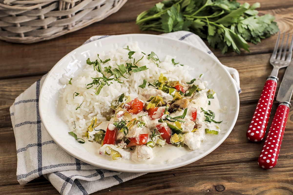 Фрикасе из курицы с рисом, шампиньонами и сливочным соусом