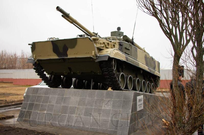    Фото в материале пресс-службы администрации Кургана / Памятник БМП-3