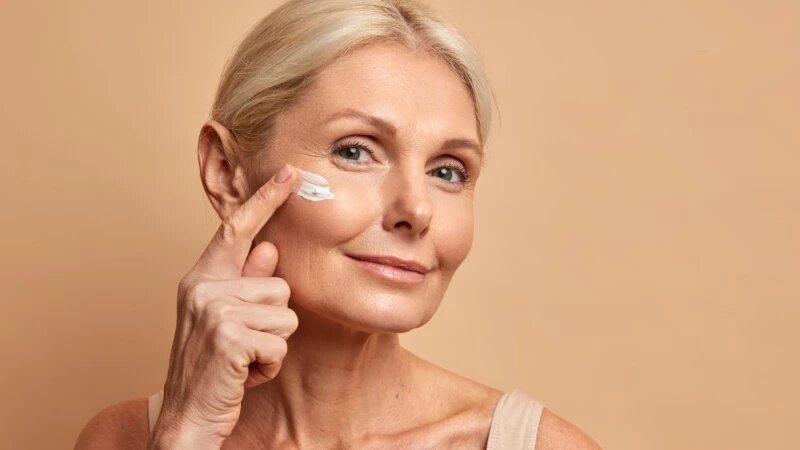     Крем от морщин. freepik.com/wayhomestudio