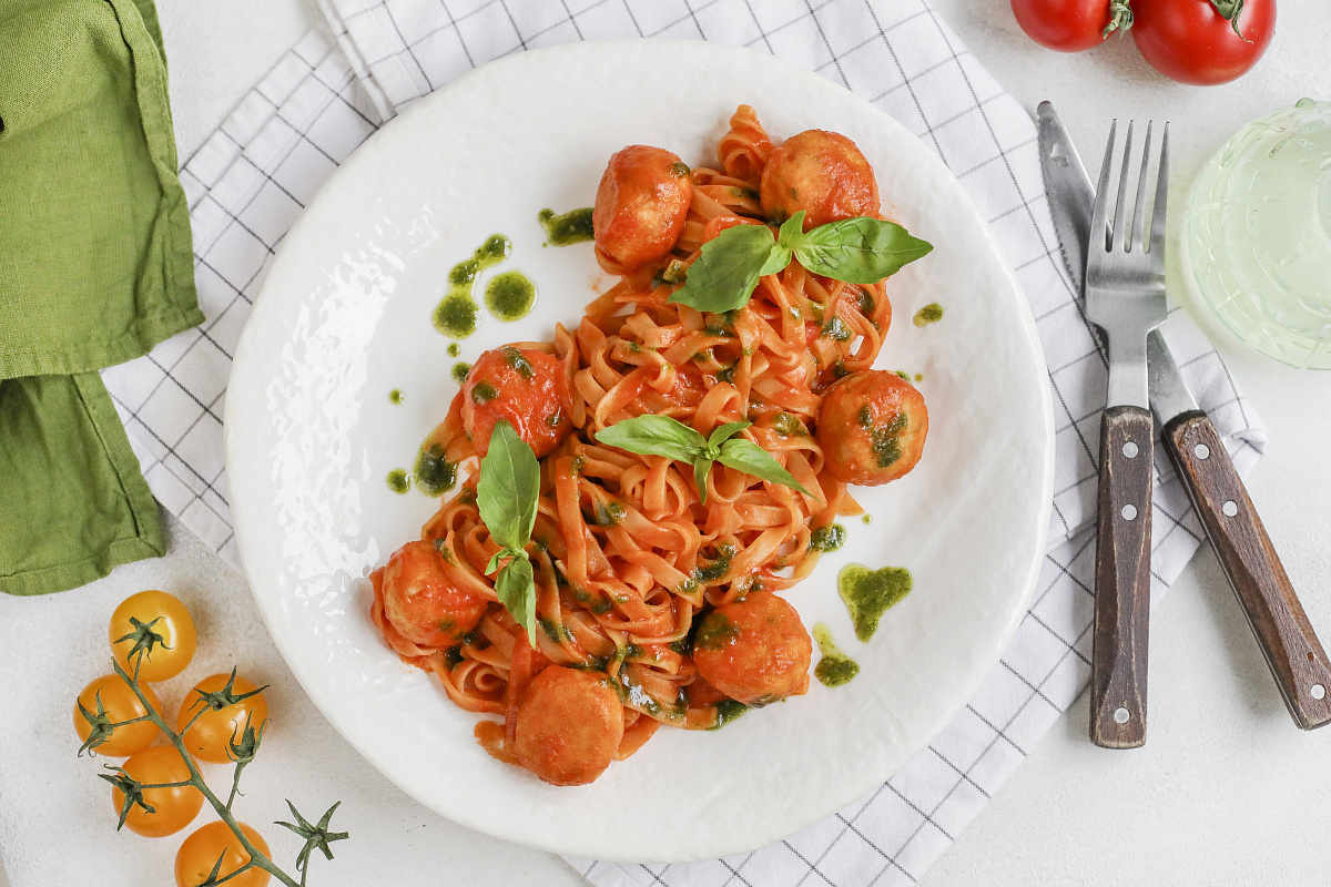 Куриные фрикадельки в томатном соусе с тальятелле и Песто
