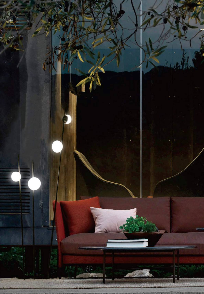 На фото: уличные светильники от SANTAN