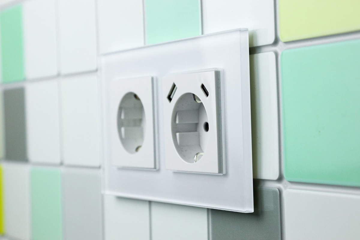 На фото: розетки от Jasmart. Инновационные технологии и 30-летний опыт Jasmart создают безопасность и комфорт. Изделия универсальны и легко вписываются в любой интерьер