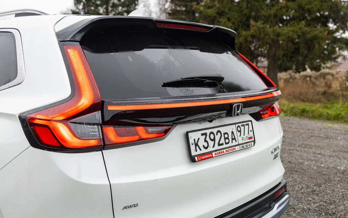 Денис Филатов для РБК📷Honda CR-V легко узнается с любого ракурса, но эта модель примелькавшаяся и обычная: не фанаты марки с ходу даже не поймут, к какому поколению относится машина