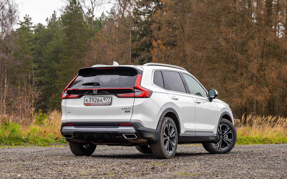 Денис Филатов для РБК📷Палитра окраски Honda CR-V представлена пятью цветами: помимо белого и черного, есть золотистый, голубой и красный оттенки