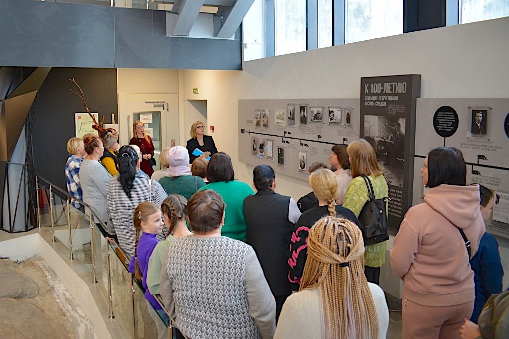 Выставка «И камни могут говорить» в музейном павильоне «Бесовы следки». Слева можно увидеть край скалы с рисунками, над которыми построен павильон. Источник: gov.karelia.ru