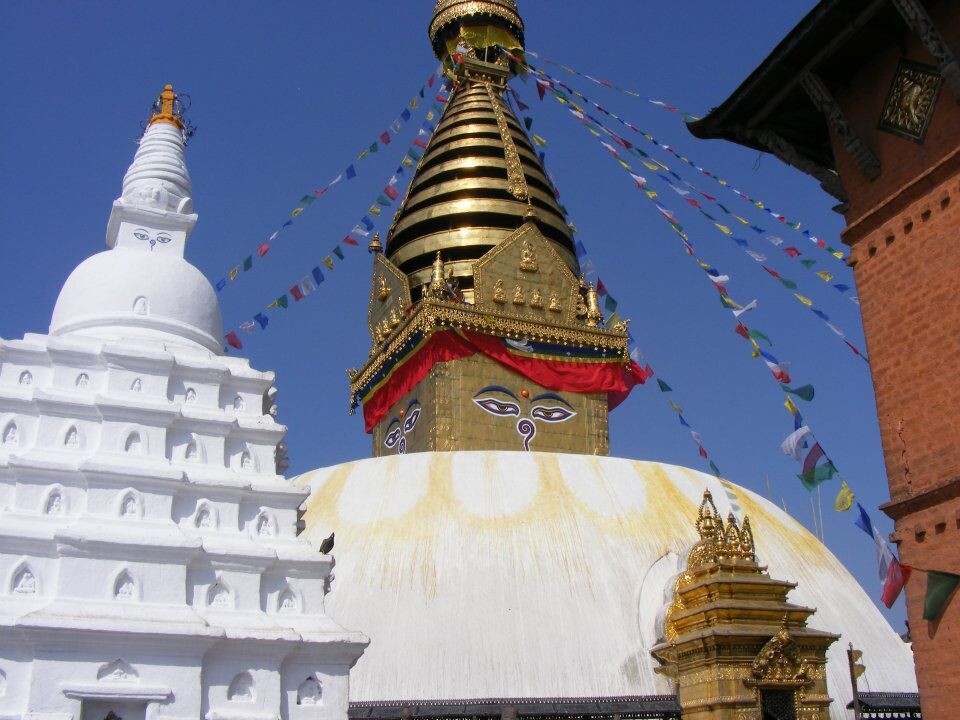 Ступа Сваямбунатх, венчающая конический лесистый холм, является самым древним и загадочным из всех святынь в долине Катманду. Его высокий белый купол и сверкающий золотой шпиль видны на многие мили и со всех сторон долины. Исторические записи, найденные на каменной надписи, свидетельствуют о том, что ступа уже была важным местом паломничества буддистов в 5-м веке нашей эры. Его происхождение, однако, датируется гораздо более ранним временем, задолго до прихода буддизма в долину. Коллекция легенд об этом месте, Сваямбху Пурана 15-го века, рассказывает о чудесном лотосе, посаженном прошлым Буддой, который расцвел из озера, которое когда-то покрывало долину Катманду. Фото из личного архива. Поездка в Непал 2012 году.