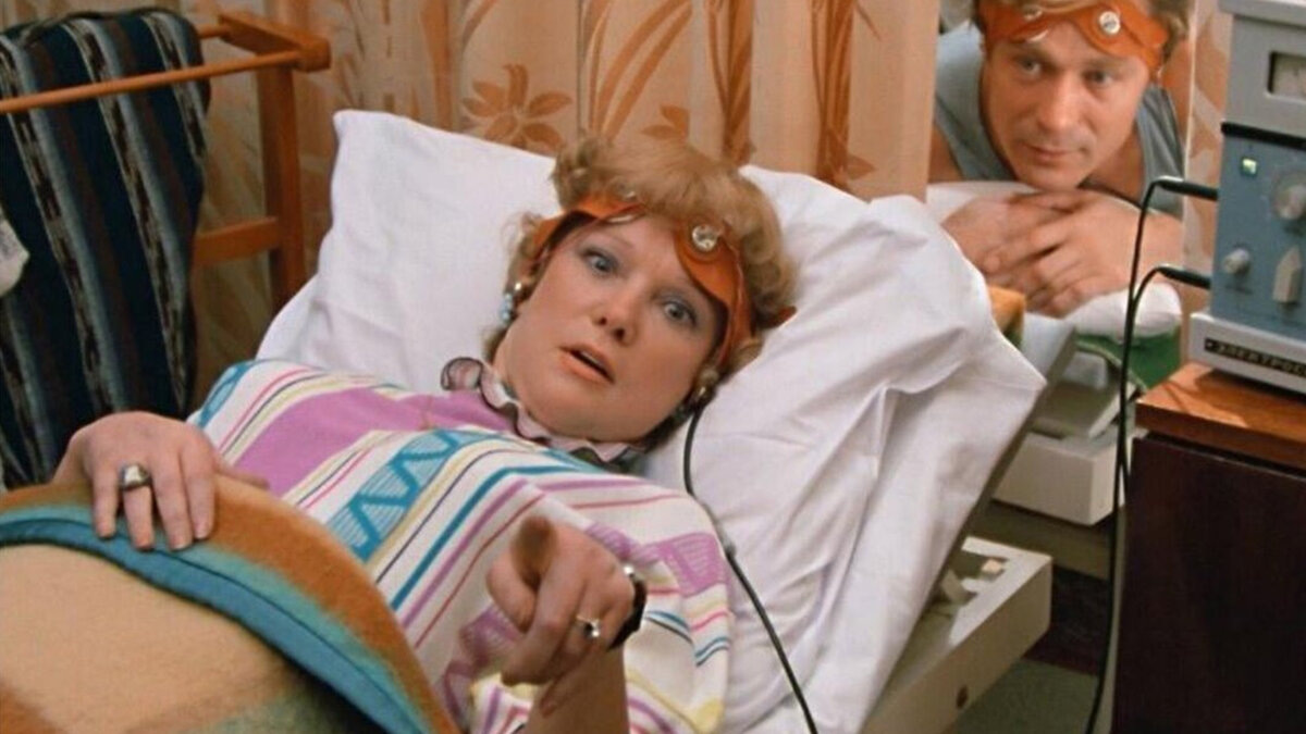 Вот примерно так все и начиналось: я - "богиня" (это он так говорил, а не сама корону нацепила) на берегу озера, он - влюбленный сотрудник ГБР (группа быстрого реагирования)