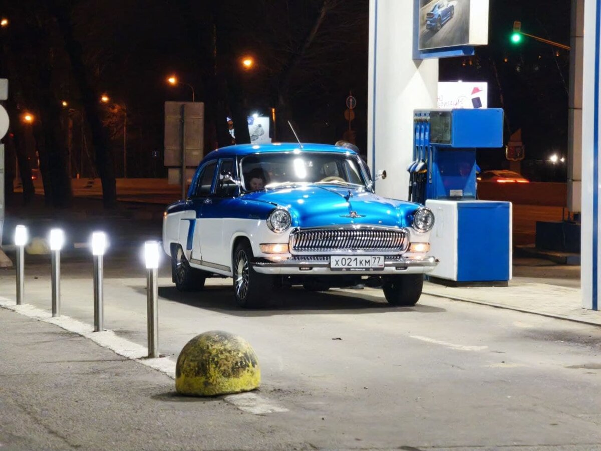   Автомобиль на заправке